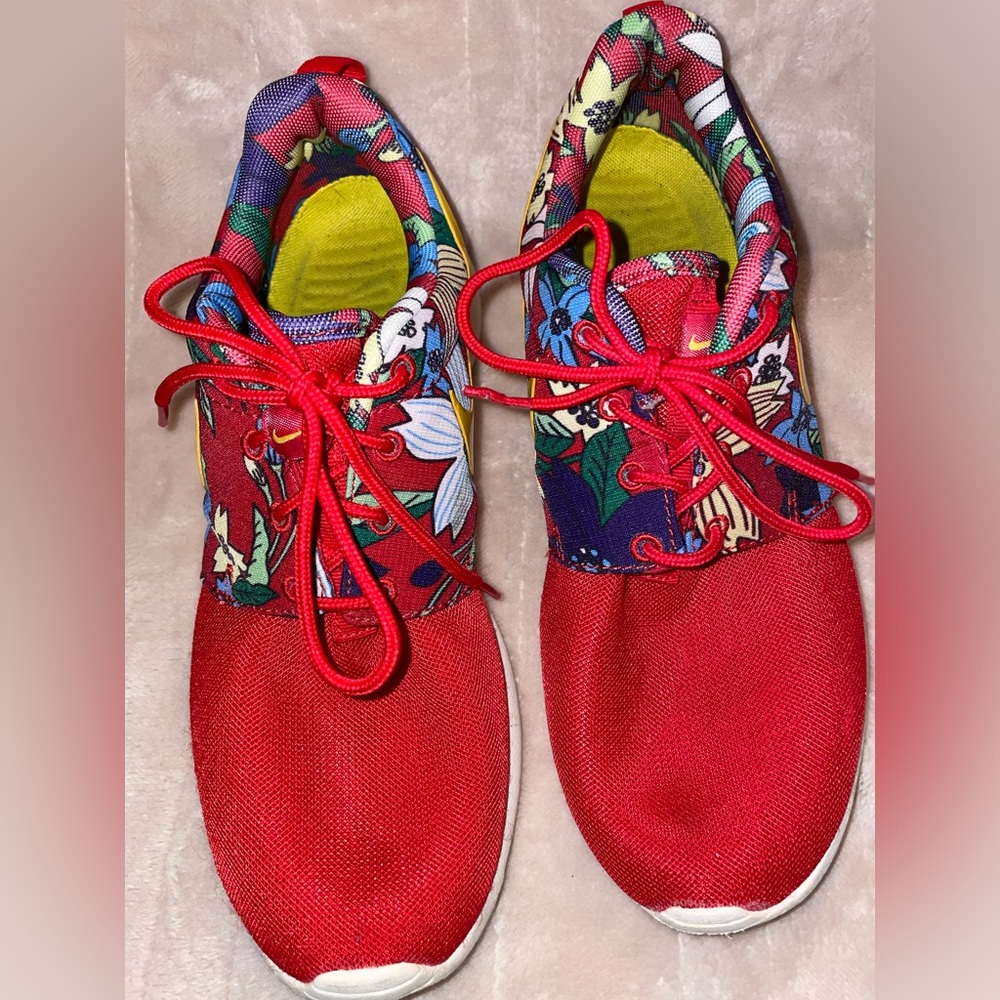 NIKE ROSHE (size 8) One Print Aloha Shoes.